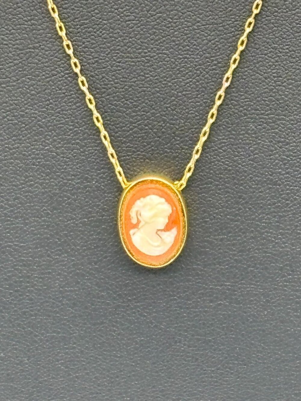 Vintage-Inspired 18" Cameo Pendant Necklace With Gold-Tone Chain And Oval Profil